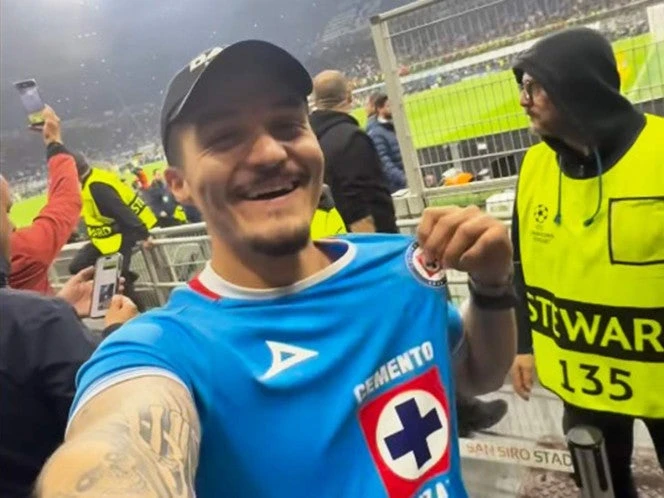 Aficionado de Cruz Azul en la Champions... le va al Barcelona