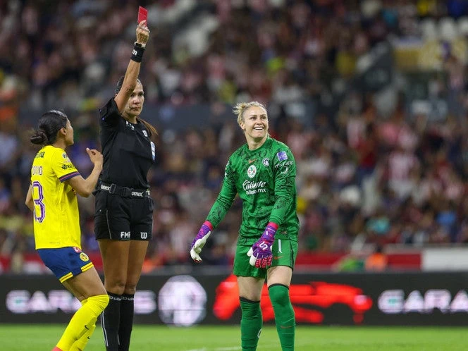 ¡América femenil rescata empate ante Chivas con gol al 90+6'!