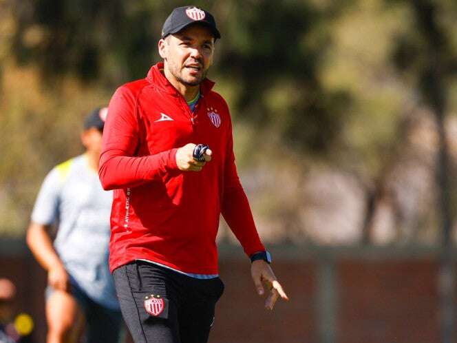 Nicolás Larcamón dirige su primer entrenamiento en Necaxa