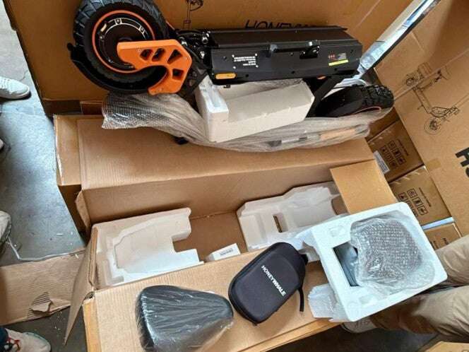 Decomiso histórico de mercancía china incluye scooters, ropa y juguetes valuados en más de 300 mdp