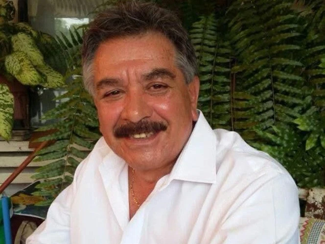 Balean a exsecretario del ayuntamiento de Linares en un centro comercial