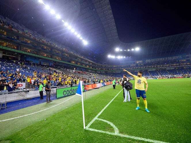 Monterrey corre al América de su campo en pleno festejo