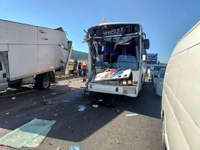 Chofer de autobús choca contra camioneta y deja a pasajeros lesionados