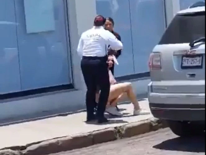 Mujer semidesnuda agrede a transeúntes en Hidalgo 