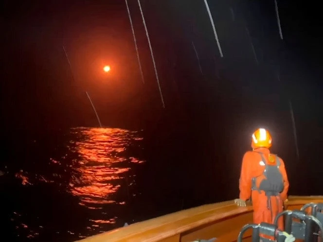 Rescatan a todos los desaparecidos tras naufragio de un barco en Indonesia