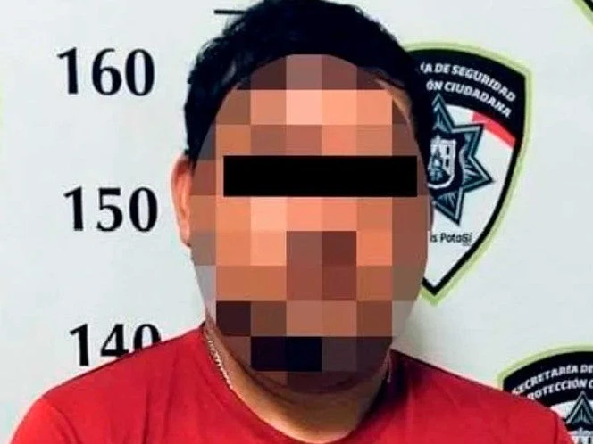 Hallan a entrenador deportivo desnudo con niña de 12 años en un auto en SLP