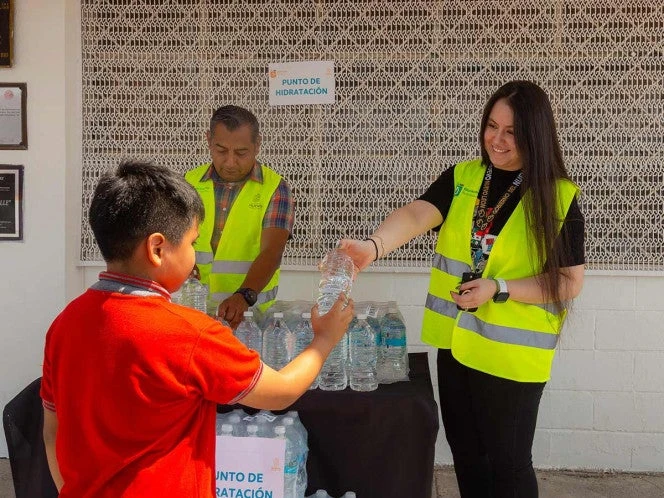¡Ola de calor! Instalan puntos de hidratación en escuelas por las altas temperaturas