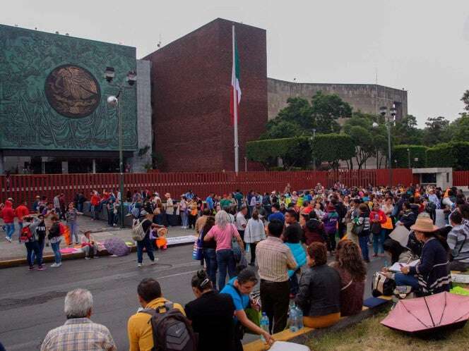 Maestros bloquean San Lázaro; Diputados suspenden actividades