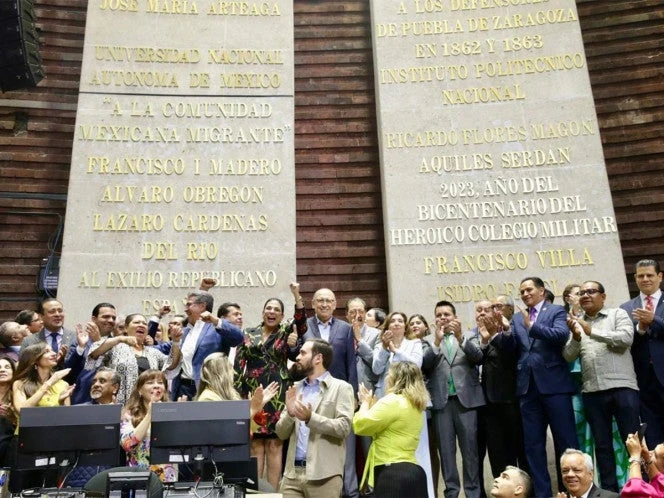 Escriben con letras de oro 'A la comunidad mexicana migrante' en Cámara de Diputados