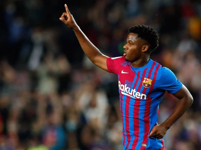 Ansu Fati ya tiene pie y medio fuera del Barcelona