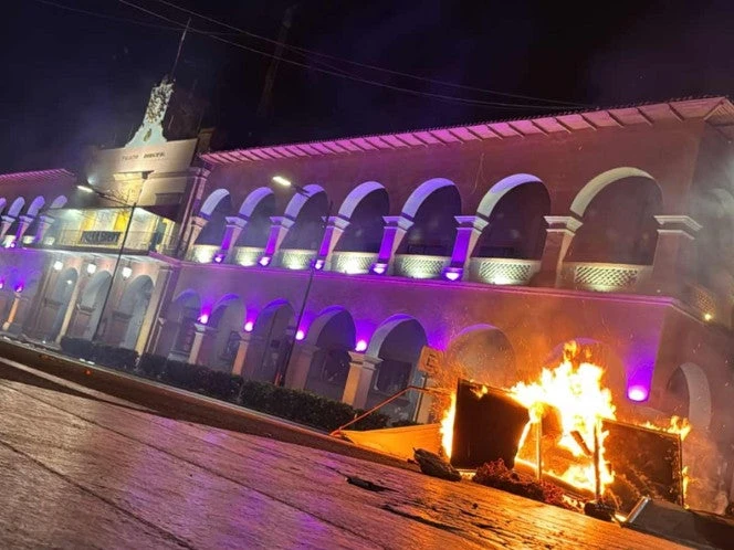 Diez detenidos tras incendio del Palacio Municipal de Apatzingán; Fiscalía investiga responsabilidades