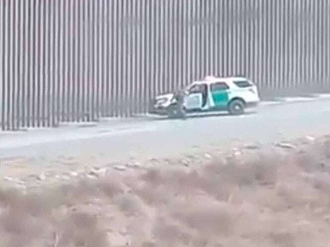 Patrulla Fronteriza arrolla a migrante en intento por impedir cruce en la frontera Tijuana-EU | VIDEO