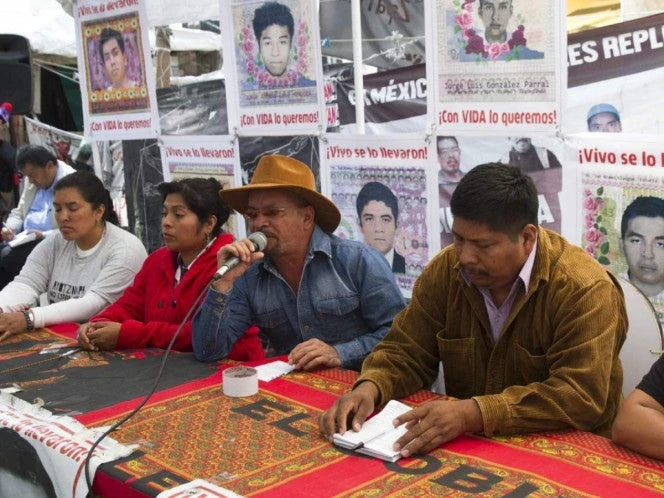 Plantean padres de normalistas salida del fiscal del caso Ayotzinapa