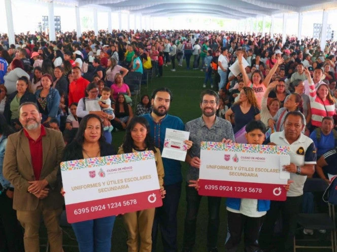 Gobierno de la CDMX entrega 350 mil tarjetas de útiles y uniformes