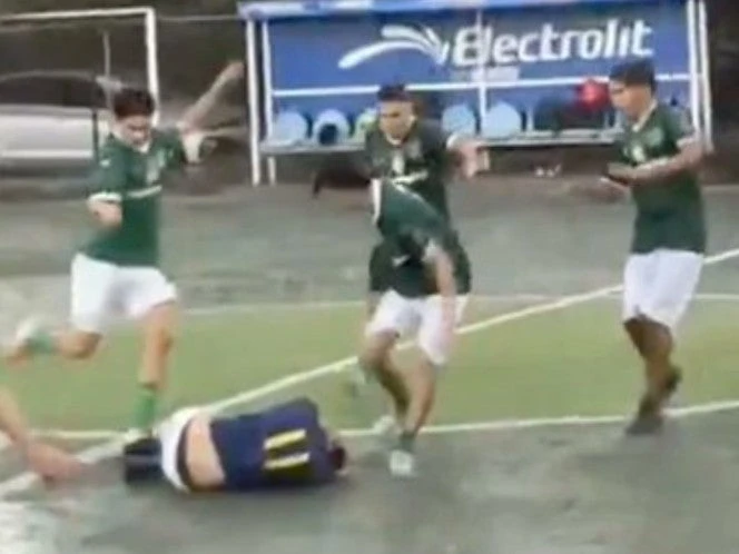 ¡Perdieron y se enojaron! Brutal golpiza en cancha de futbol deja un joven herido