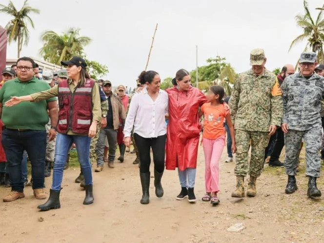 Evelyn Salgado visita zonas afectadas por huracán Erick en la Costa Chica
