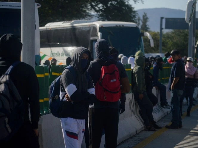 Normalistas de Ayotzinapa bloquean la Autopista del Sol