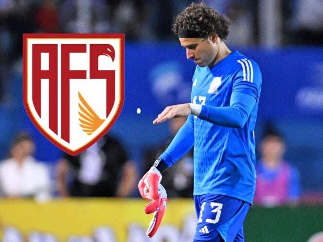 Guillermo Ochoa cumple un mes 'calentando la banca' en Europa