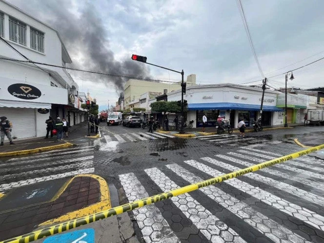 Incendio consume tienda de telas en pleno centro de Colima 