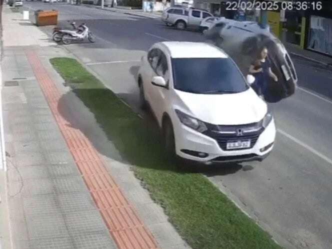 Mujer se salva de ser atropellada en pleno accidente vial; captan el momento en VIDEO