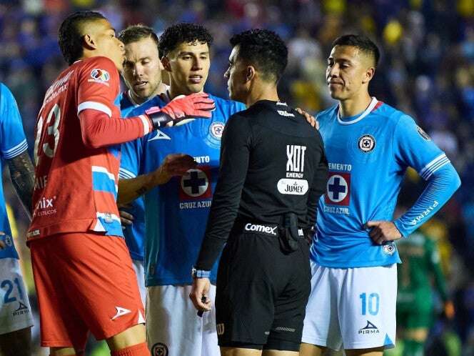 Gente de Cruz Azul explota contra el arbitraje tras eliminación ante América