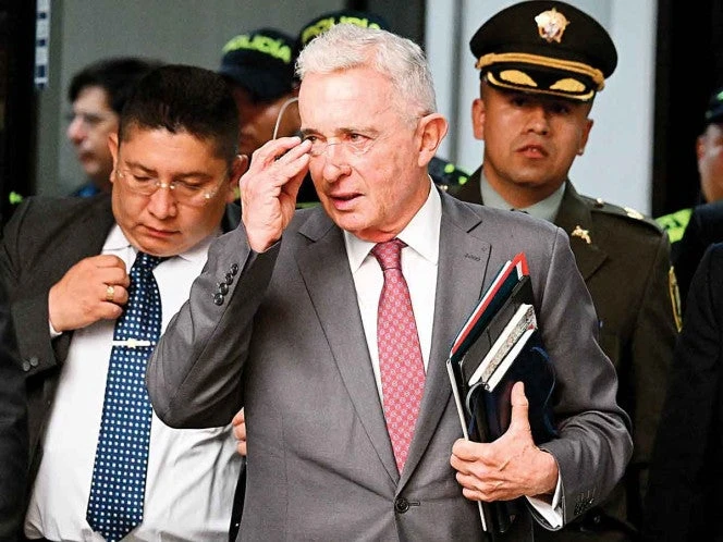 Uribe solicita apelar su condena bajo libertad; enfrenta más indagaciones