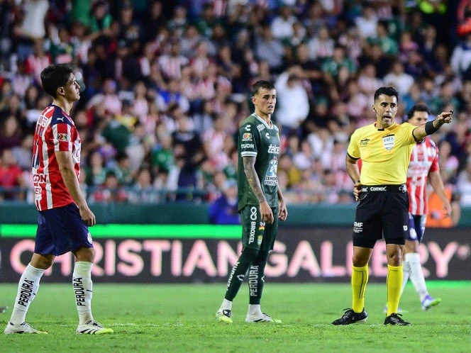 Árbitros admiten error del VAR en el León-Chivas