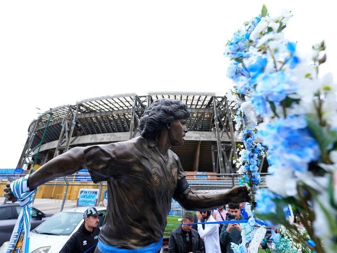 Estatua de Maradona recorre Nápoles