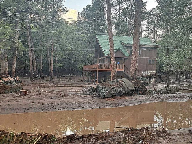 VIDEO: Casa es arrastrada por inundaciones en Nuevo México; deja 3 muertos