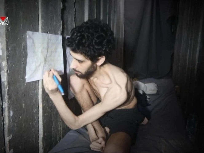 Hamás graba a rehén israelí cavando su propia tumba y en desnutrición