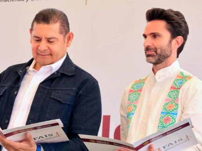 Entregan recursos sociales a indígenas de San Miguel Canoa, Puebla