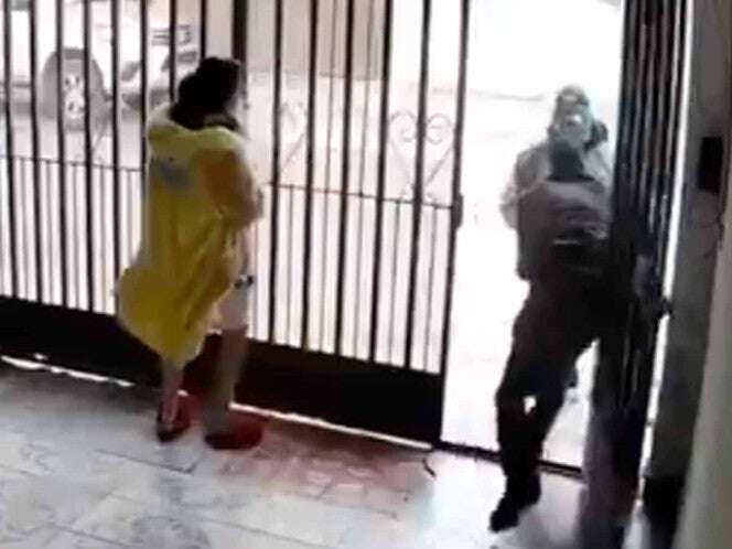 VIDEO | Sujetos se hacen pasar por trabajadores y encañona a una familia en León