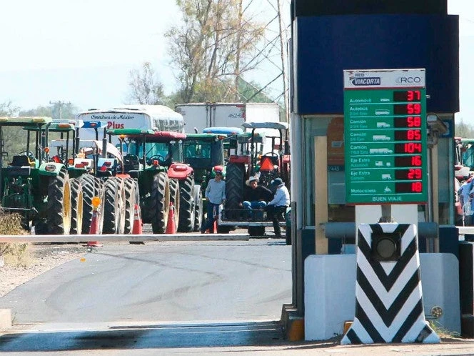 Pese a acuerdo, algunos tramos carreteros se mantienen bloqueados; SICT presenta lista