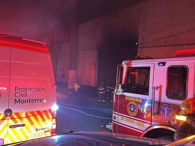 Incendio reduce a cenizas tres bodegas con poliuretano, paja y basura en NL