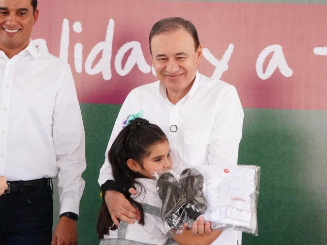 Garantiza Durazo entrega de uniformes a 440 mil estudiantes