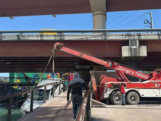 Abuelito de 83 años sufre accidente y su auto termina en canal previo al Año Nuevo