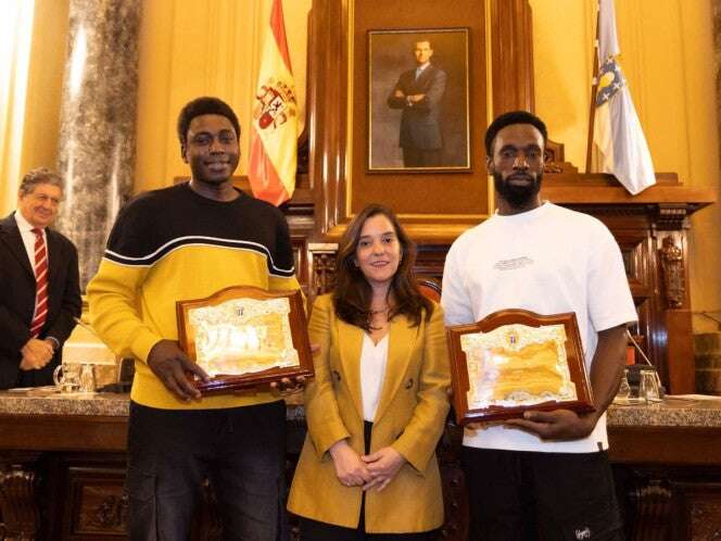 La Coruña homenajea a migrantes por defender a un hombre gay asesinado