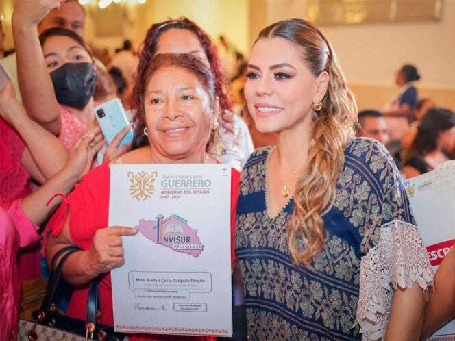 Otorga Evelyn Salgado certeza jurídica a 500 familias de Acapulco con la entrega de escrituras