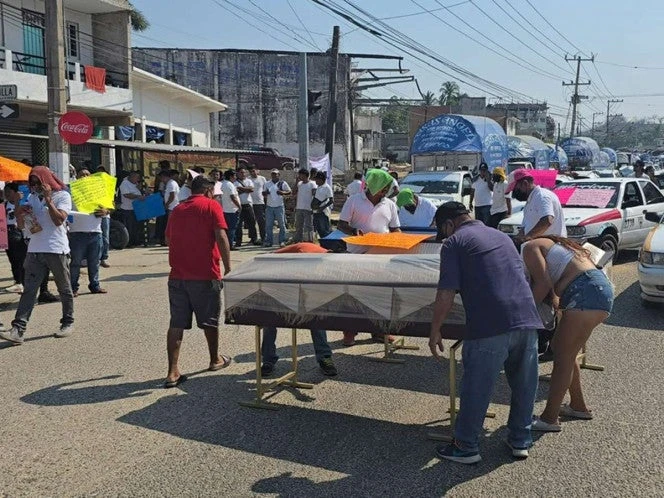 Transportistas bloquean la entrada de Acapulco en protesta por inseguridad