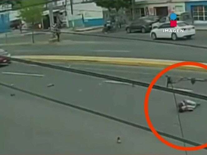 VIDEO: ¡Intento mortal! Joven quiso ganarle el paso a un auto y murió atropellado