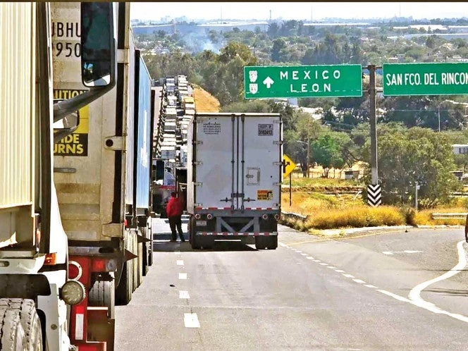 Vías de Guanajuato: Claman ayuda traileros detenidos en carreteras