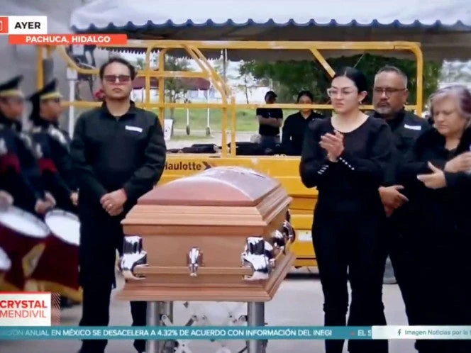 Entre flores y exigencias de justicia despiden a agente asesinado en Pachuca