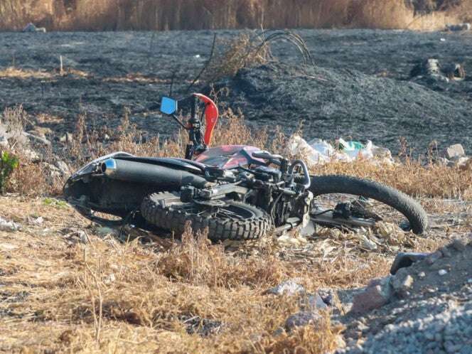 Dos motociclistas intentan evadir infracción y mueren al chocar con un árbol