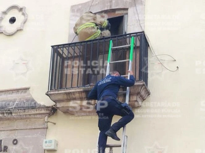 Abuelita de 90 años queda atrapada en su casa y tiene que salir por el balcón