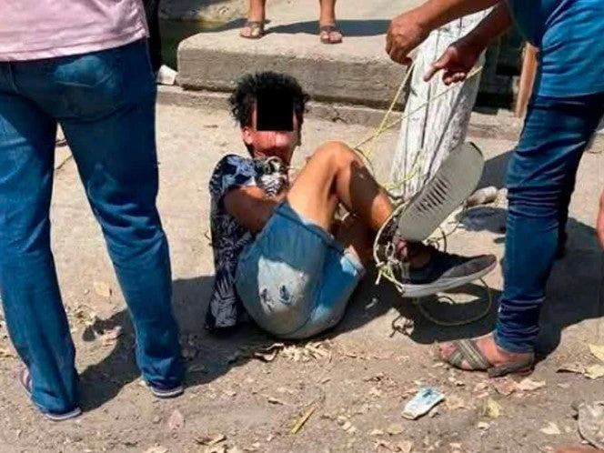 Vecinos enfurecidos golpean y amarran a presunto agresor en Tehuantepec 