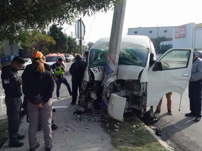 Camioneta de personal se estrella contra poste en NL; reportan 9 lesionados