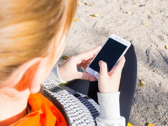 Uso de celulares duplica número de menores con miopía