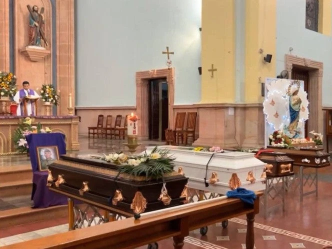Dan último adiós a familia que fue impactada por un autobús de pasajeros