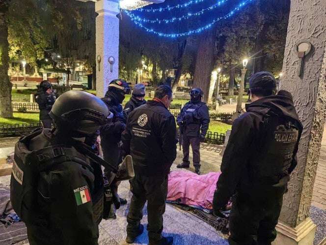 Dan cobijas y comida caliente a personas en situación de calle para mitigar el frío