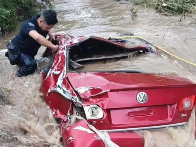 Hallan muerto al joven Jonathan, su auto fue arrastrado por la corriente 